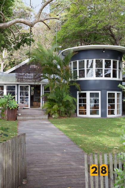 La idílica casa de Mark Tuckey, un diseñador australiano que prefirió trabajar lejos de la ciudad 
