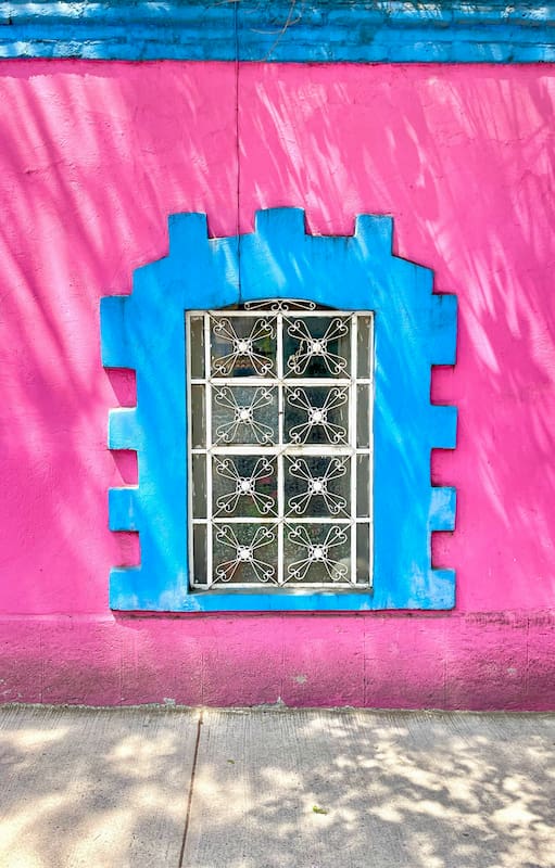 Mirá cómo es la casa de Frida Kahlo en Coyoacán, que inspiró algunas de sus más grandes obras.