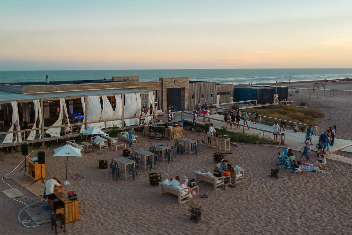 Verano en la Costa Atlántica. Playas paradisíacas y atardeceres únicos: los mejores planes en Costa Esmeralda