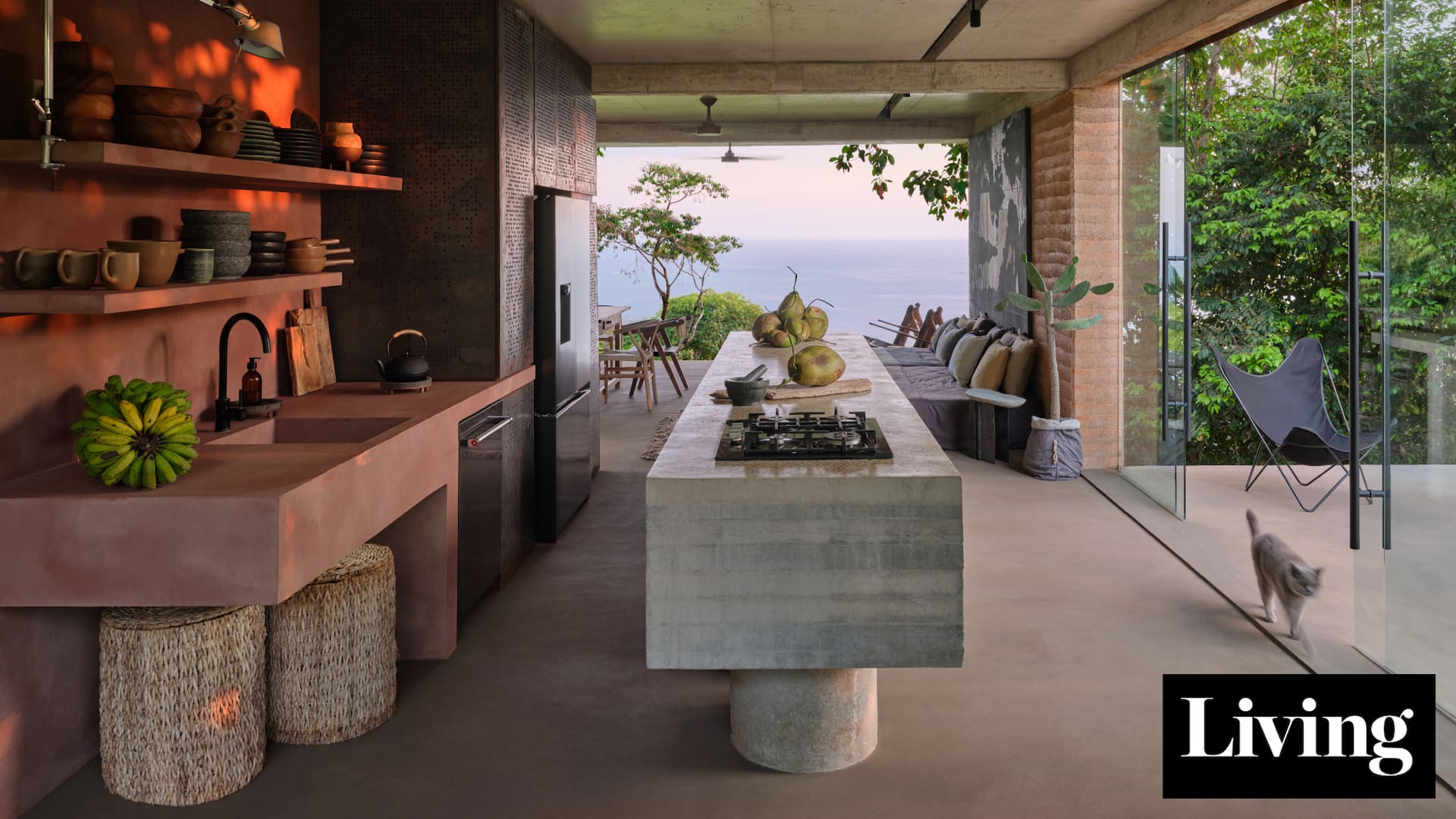La arquitecta que dejó Europa para vivir en la selva y crear una casa-estudio minimalista con vistas infinitas