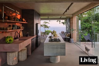 La arquitecta que dejó Europa para vivir en la selva y crear una casa-estudio minimalista con vistas infinitas