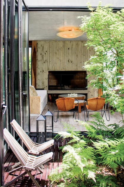 Naturaleza a diario: Con un fabuloso patio central, esta casa propone una convivencia real con el verde