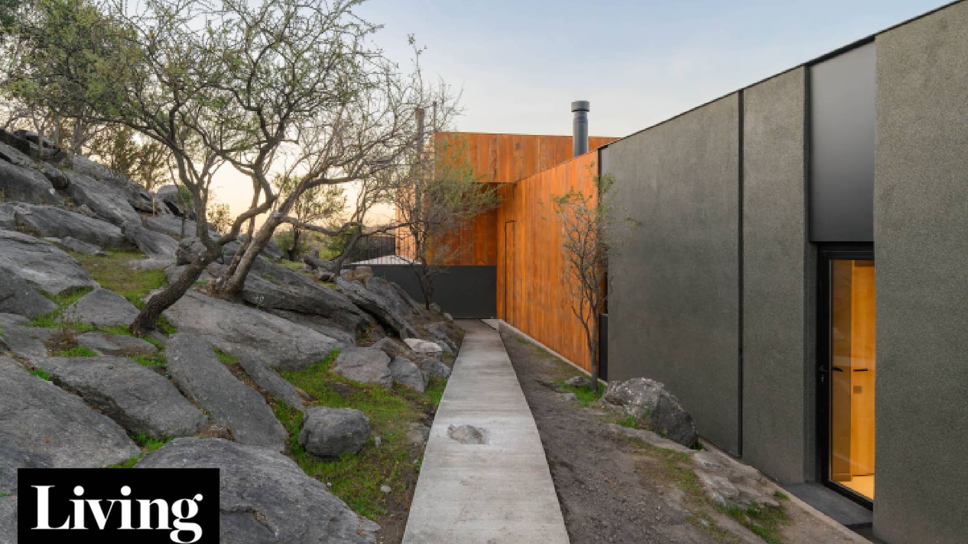 Madre e hija arquitectas diseñaron esta asombrosa casa que emerge entre las piedras del Valle de Traslasierra