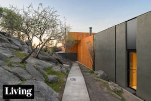 Madre e hija arquitectas diseñaron esta casa que emerge entre las piedras del Valle de Traslasierra