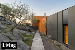 Madre e hija arquitectas diseñaron esta casa que emerge entre las piedras del Valle de Traslasierra