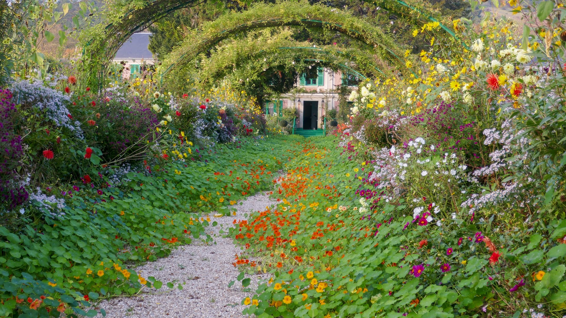 A solo una hora en tren de París, el jardín donde Monet pintó su mundo