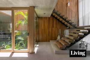 Recorremos una casa que sorprende con espacios y aberturas monumentales y enamora por su reconfortante clima hogareño