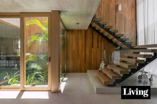 Recorremos una casa que sorprende con espacios y aberturas monumentales y enamora por su reconfortante clima hogareño