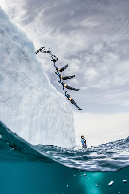 Riesgo Guinnes. Saltó en la Antártida desde un iceberg de 25 metros de altura