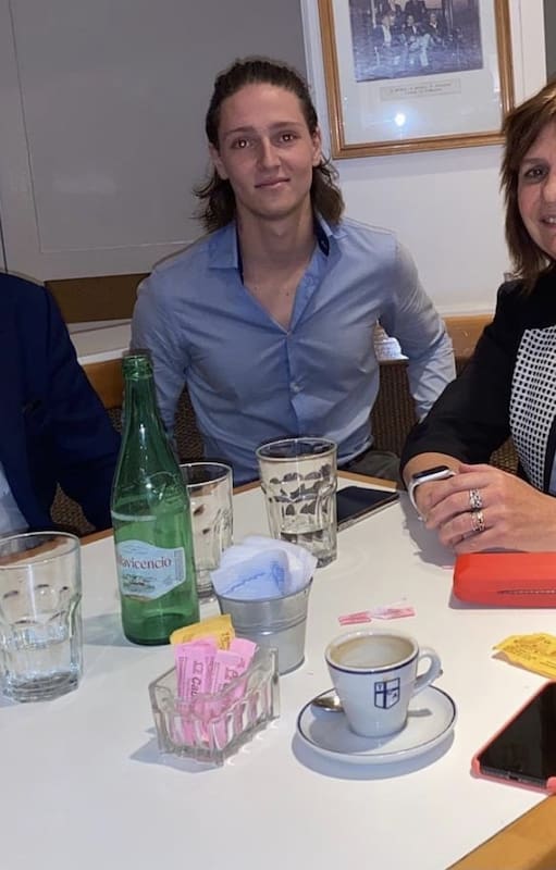 Iñaki Gutiérrez con Mauricio Macri y Patricia Bullrich en una cafetería de la Ciudad