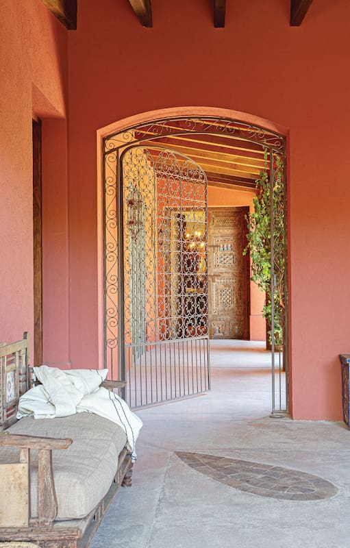 Foto del patio de entrada de una casa con un estanque con bebedero.