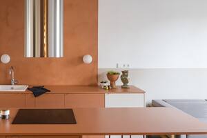 Astucia y color. En Barcelona, una reforma radical sin demoler una sola pared