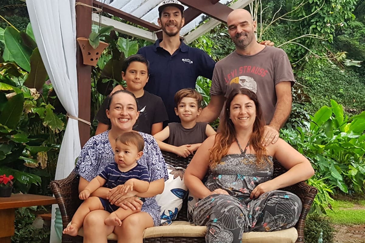 Dos familias amigas. Vendieron y apostaron todo para montar un hotel en la playa
