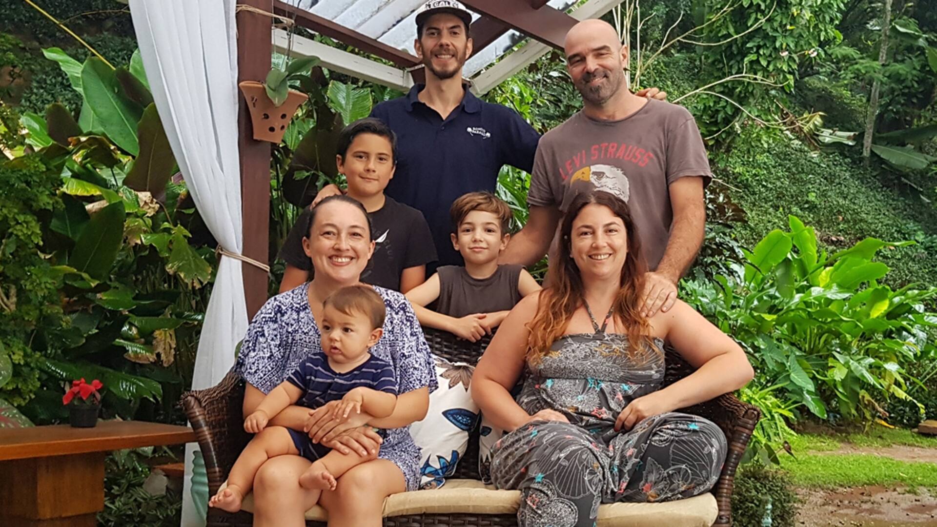 Dos familias amigas. Vendieron y apostaron todo para montar un hotel en la playa