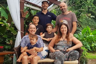 Dos familias amigas. Vendieron y apostaron todo para montar un hotel en la playa