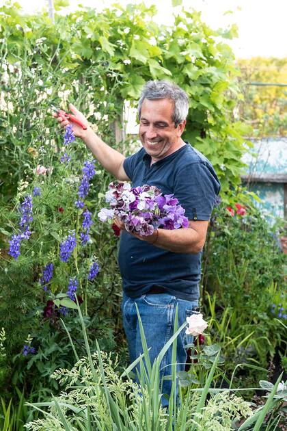 Es florista y en pandemia transformó la terraza en su propio mercado de flores