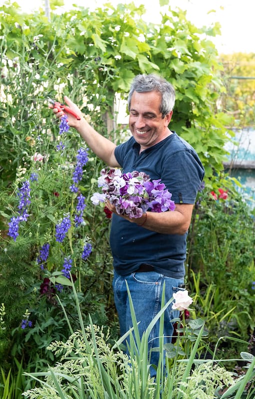 Es florista y en pandemia transformó la terraza en su propio mercado de flores