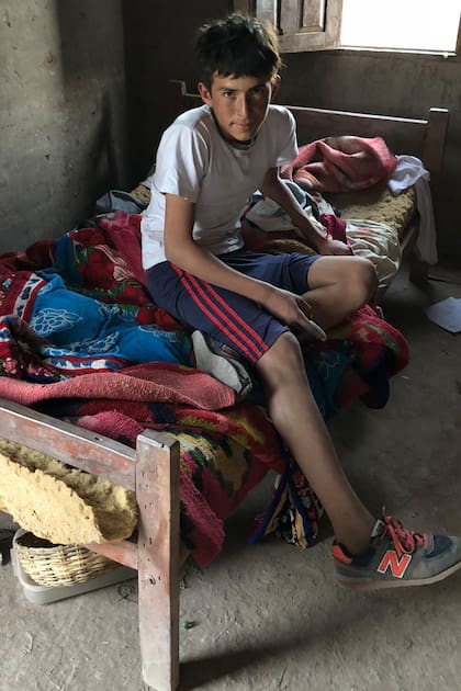 En el monte santiagueño: tiene 14 años, es hachero y su deseo es tener una cama para él solo
