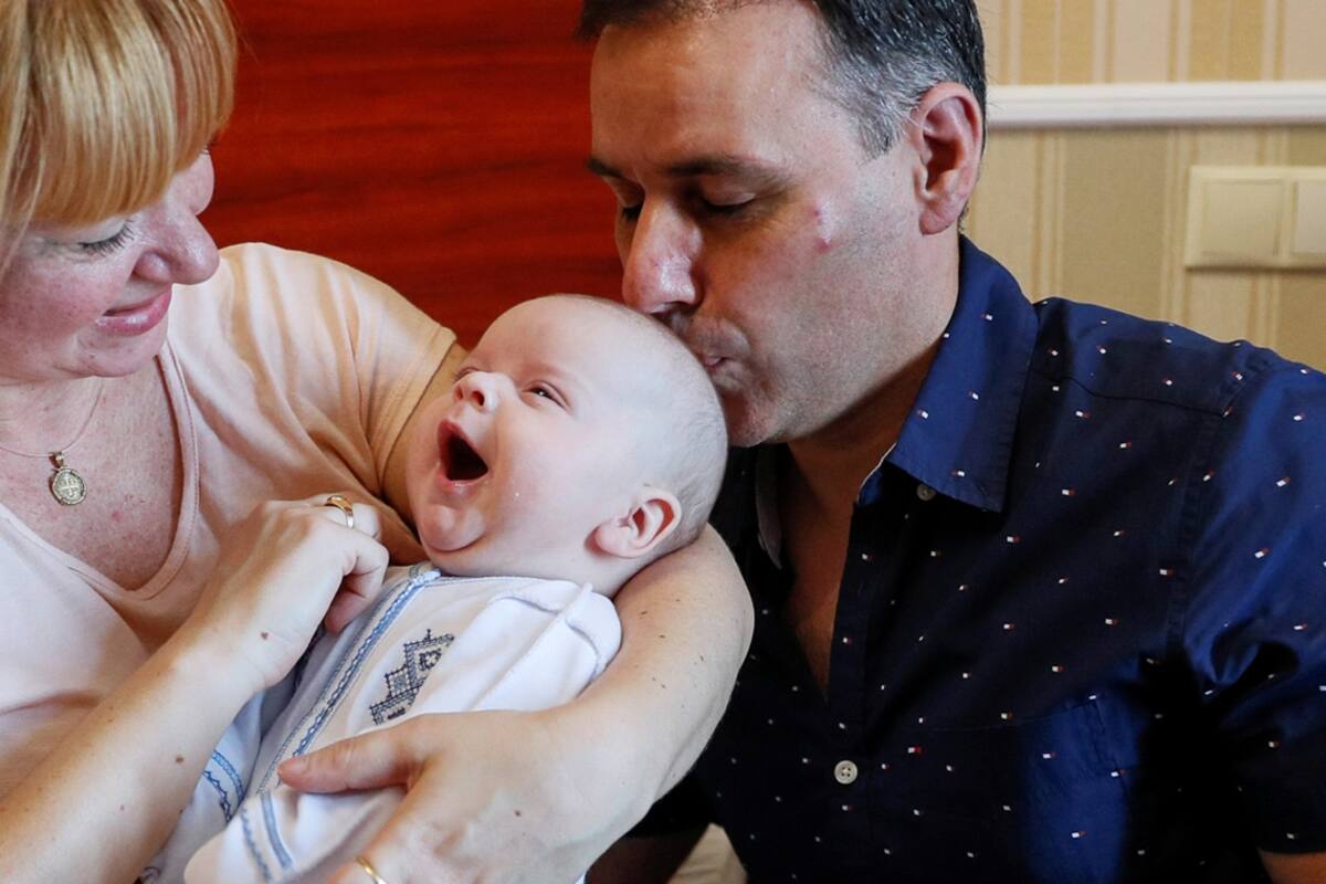 El emotivo encuentro de padres argentinos con sus bebés que nacieron por viente subrogados en Ucrania