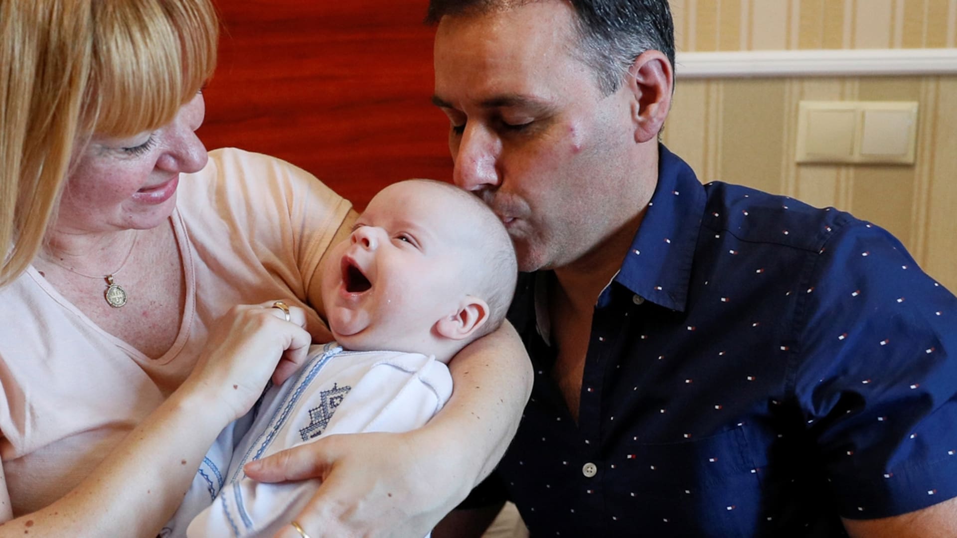 El emotivo encuentro de padres argentinos con sus bebés que nacieron por viente subrogados en Ucrania