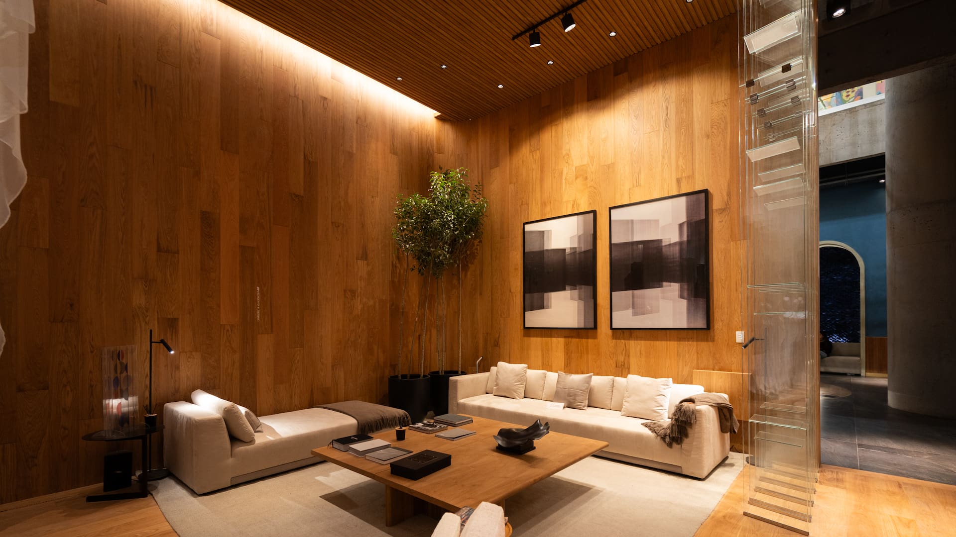 Todo en madera: el material que se impone como estrella de Casa FOA en pisos, revestimientos y envolventes completas