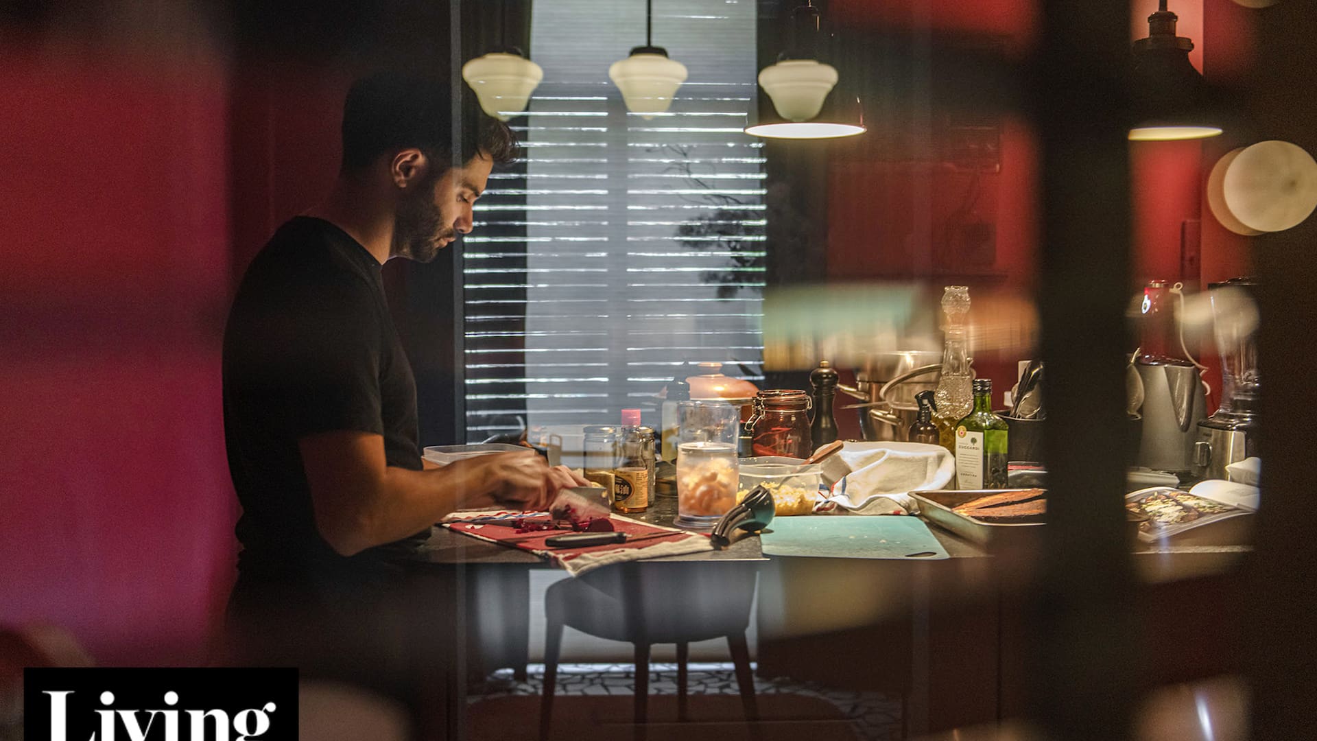 Es diseñador y chef y reformó un departamento de oficinas en Microcentro para hacer su restaurant