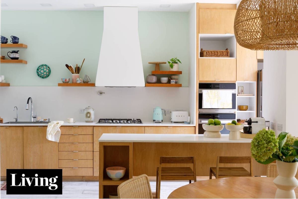 Dos cocinas con diseño sencillo y cálido que usan la madera como primer material.