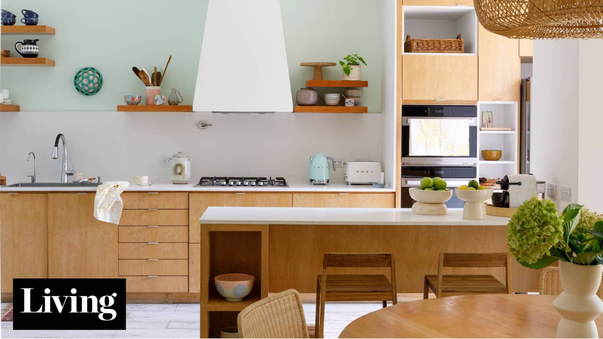Dos cocinas con diseño sencillo y cálido que usan la madera como primer material.