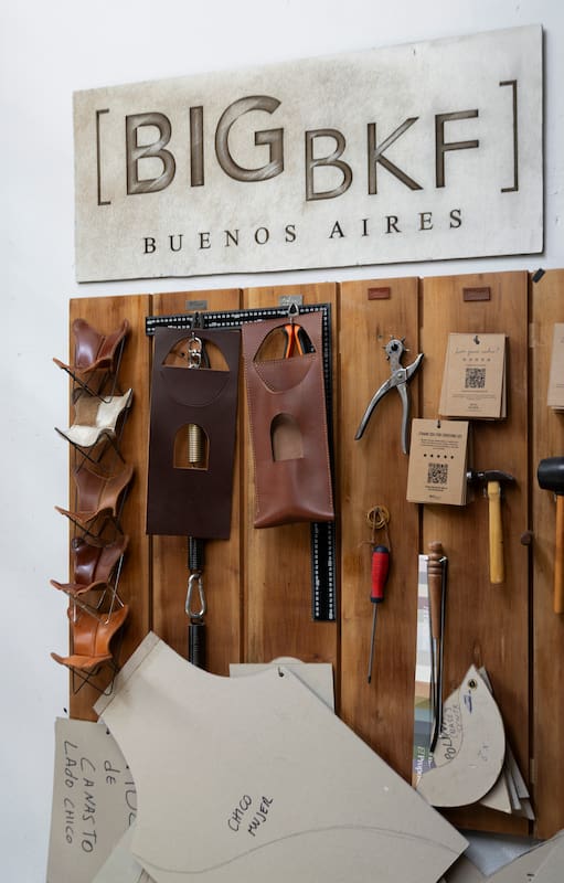 Un recorrido por el taller que mantiene vivo el legado de la silla BKF
