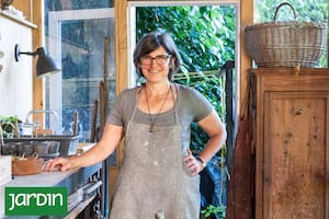 Compró un terreno que fue parte de la Villa Ocampo y hoy es un jardín salvaje, productivo y con pileta biológica