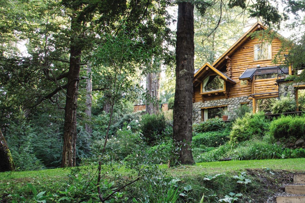 San Martín de los Andes. Un jardín con cascada y arroyo en medio del bosque