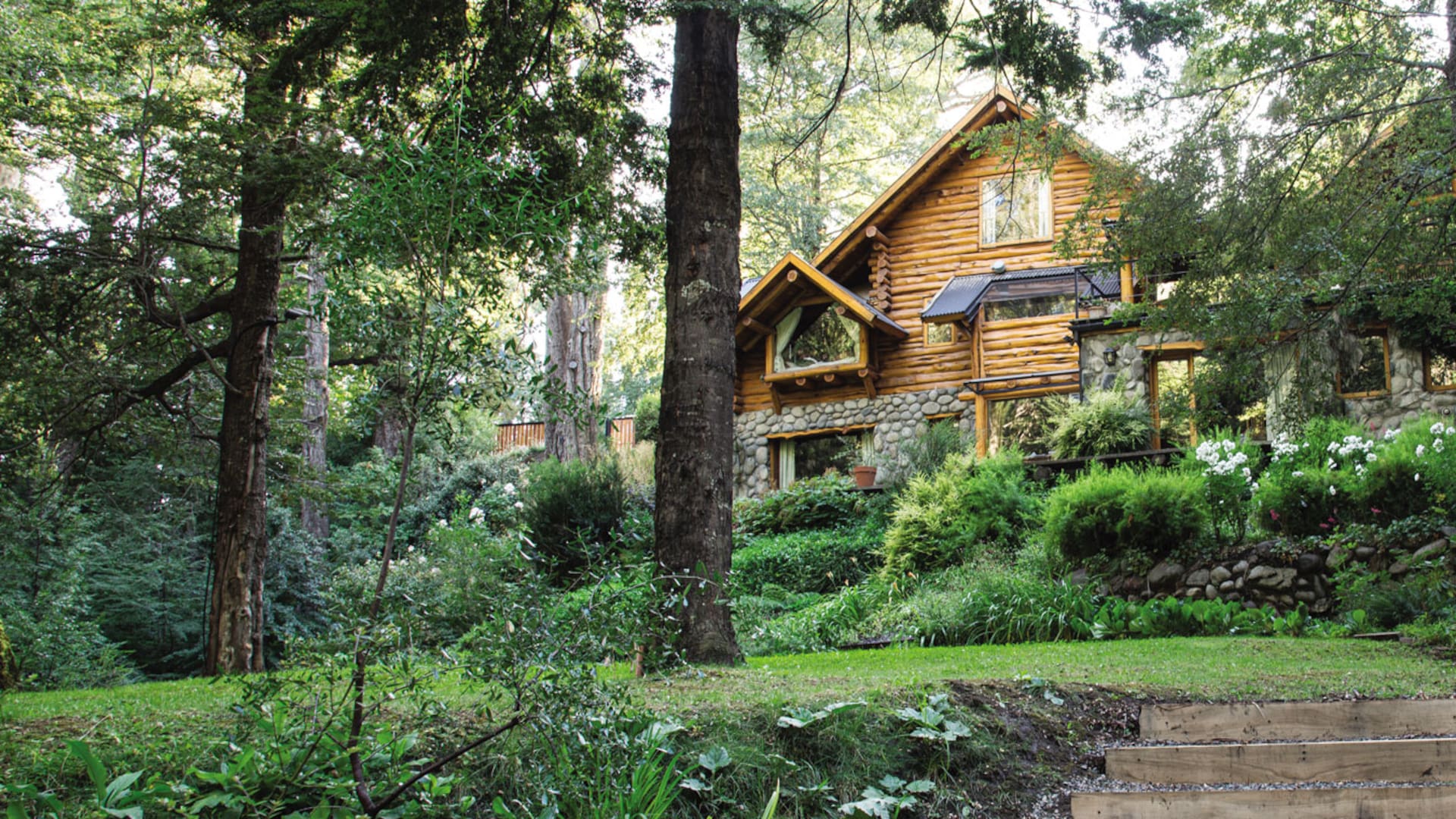 San Martín de los Andes. Un jardín con cascada y arroyo en medio del bosque