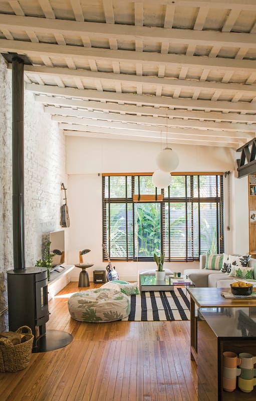 Reconoció el potencial de una casita inhabitable, la abrió a la luz y le dio una distribución actual