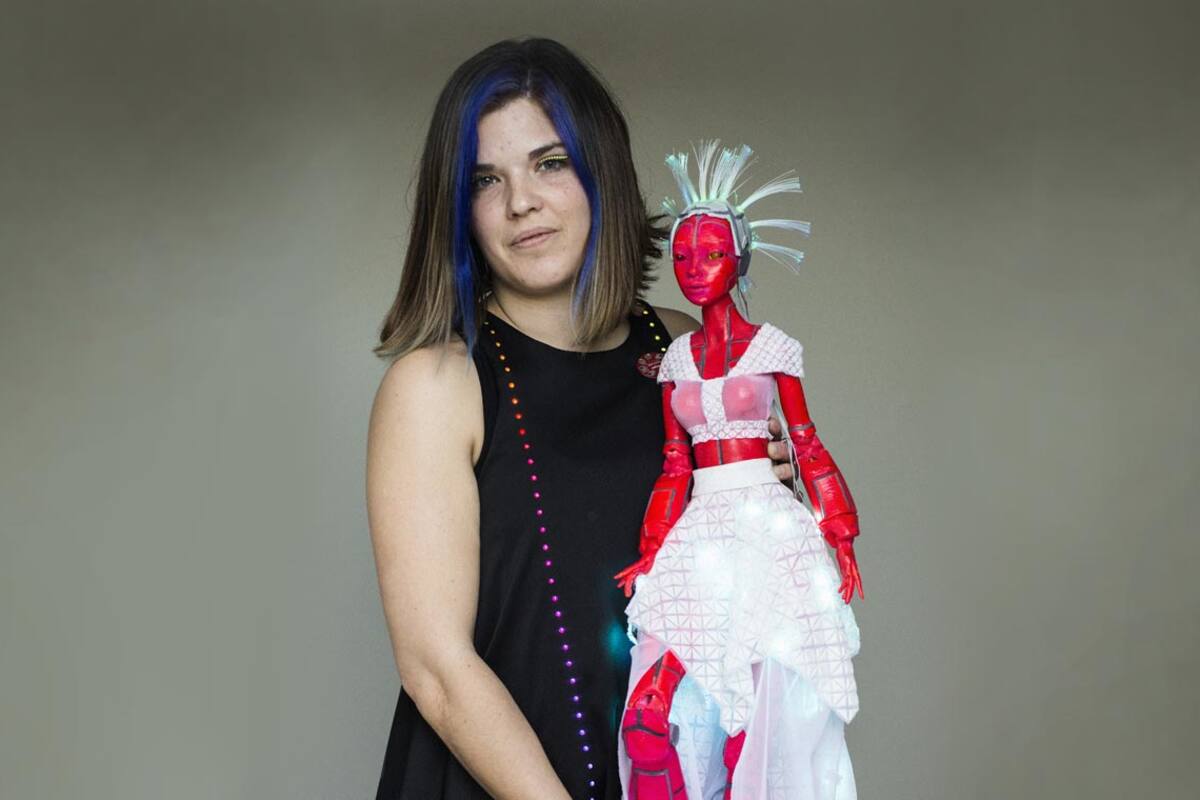Es diseñadora y creó un proyecto de indumentaria con iluminación led
