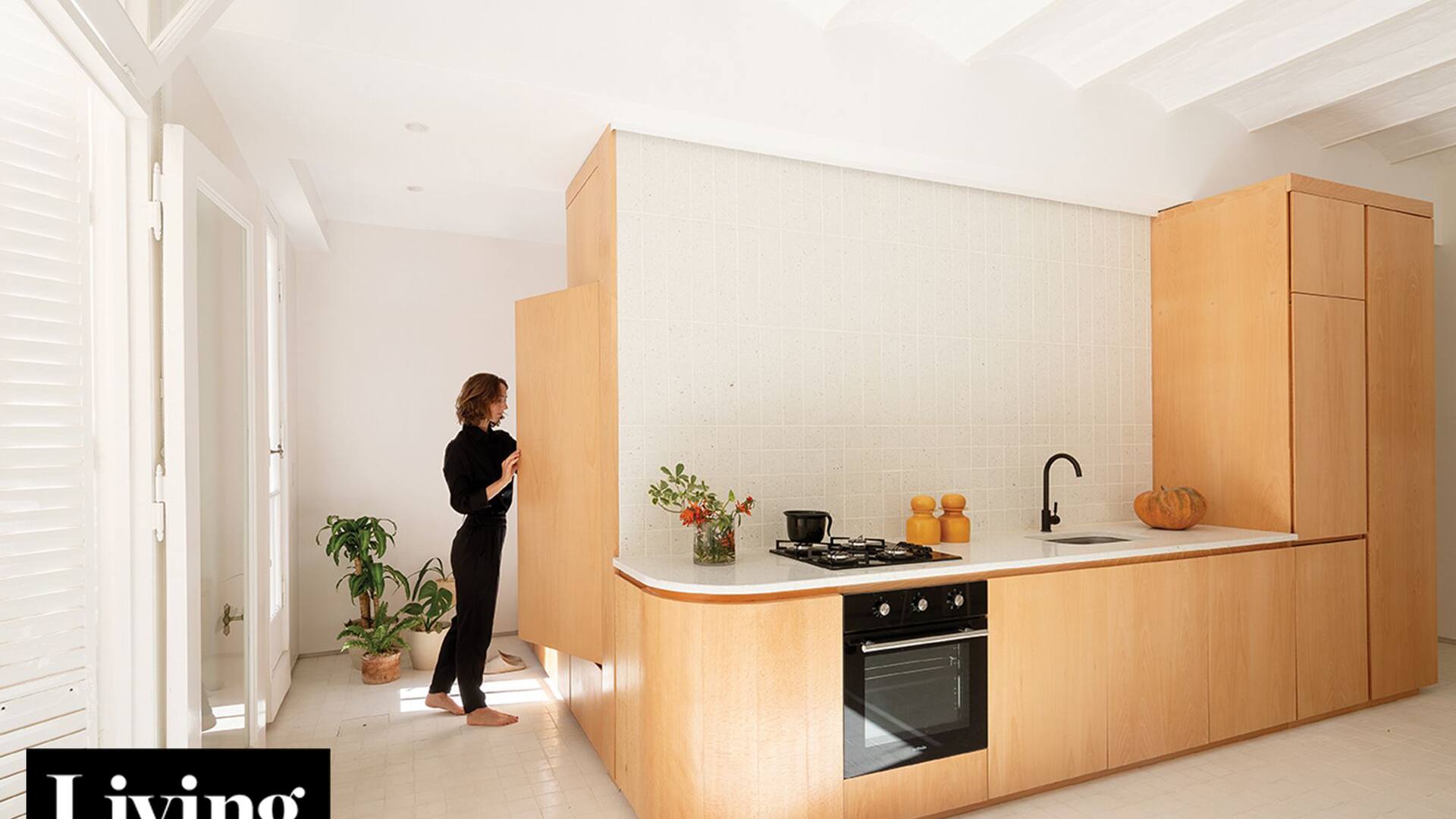 Con un mueble multifunción, crearon espacios bien delimitados en un depto centenario de solo 35m2