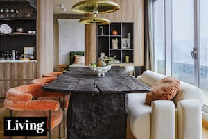 Superficies modeladas y combinaciones fascinantes en un departamento con atelier propio
