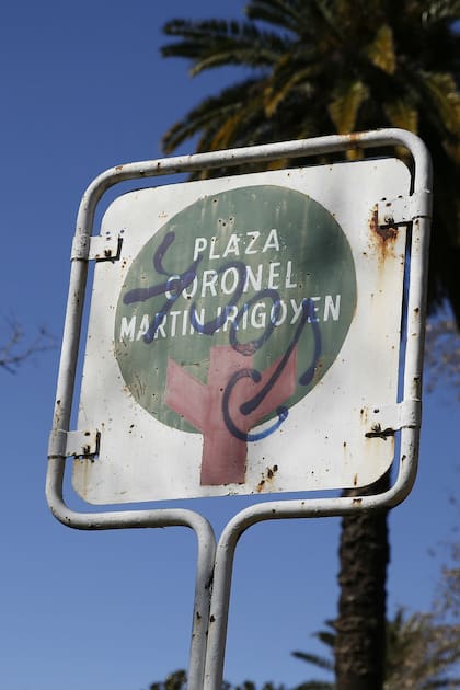 En Liniers hay una plaza con dos nombres: el de un militar radical y el de una madre de Plaza de Mayo