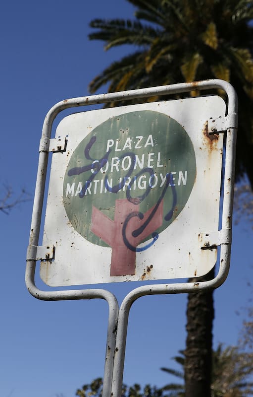 En Liniers hay una plaza con dos nombres: el de un militar radical y el de una madre de Plaza de Mayo