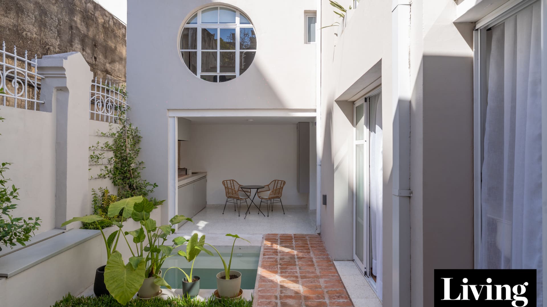 La reforma que convirtió un PH en un oasis urbano lleno de luz y verde