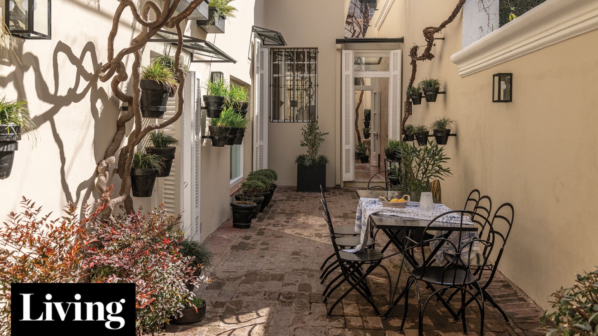 ¿Reformar o mudarse? Los dueños de esta casa centenaria en el pasaje Bollini pudieron adaptarla a su nueva vida y conservar su esencia