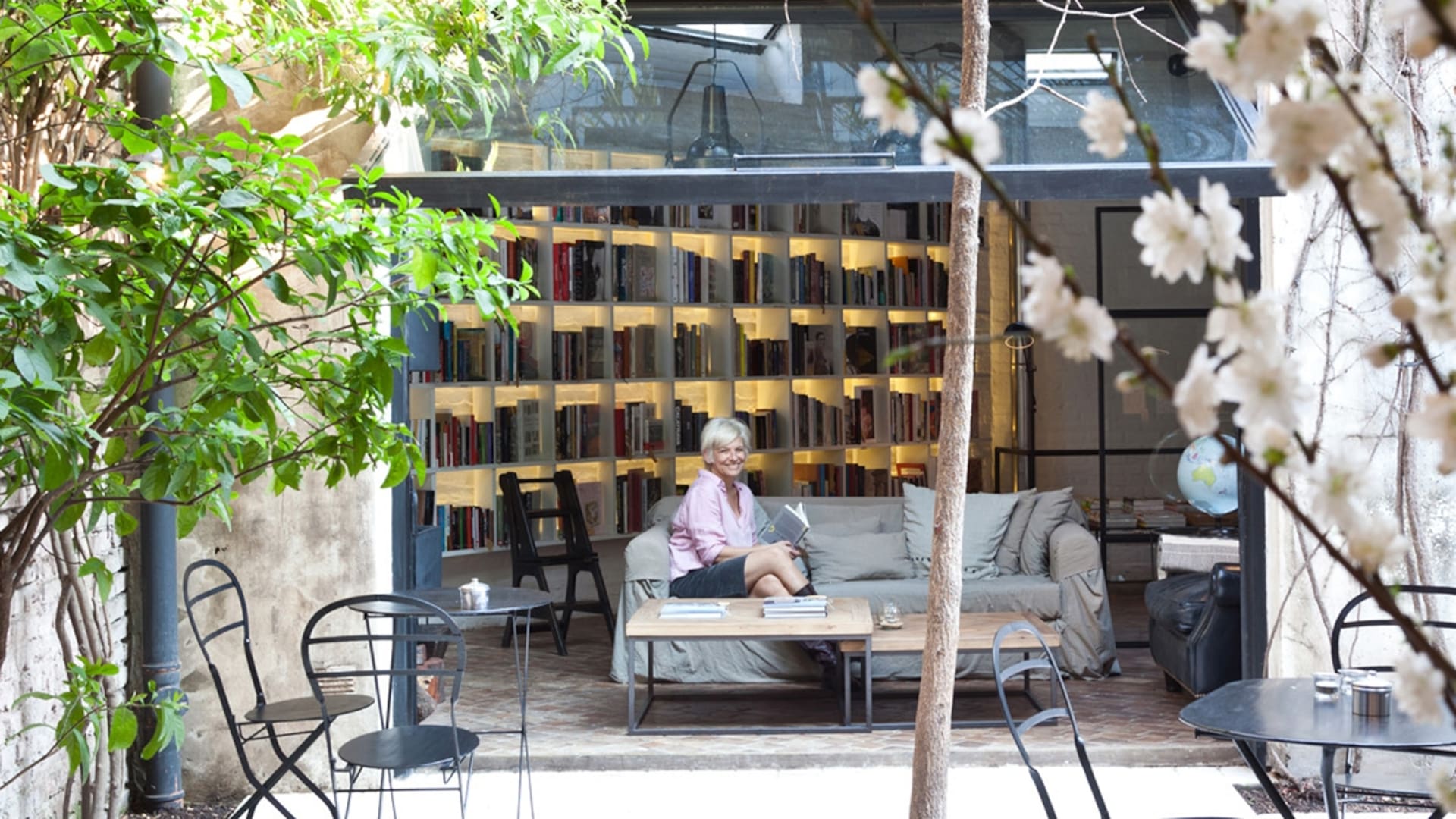 Intimidad y buena iluminación, las claves de un espacio donde reinan los libros