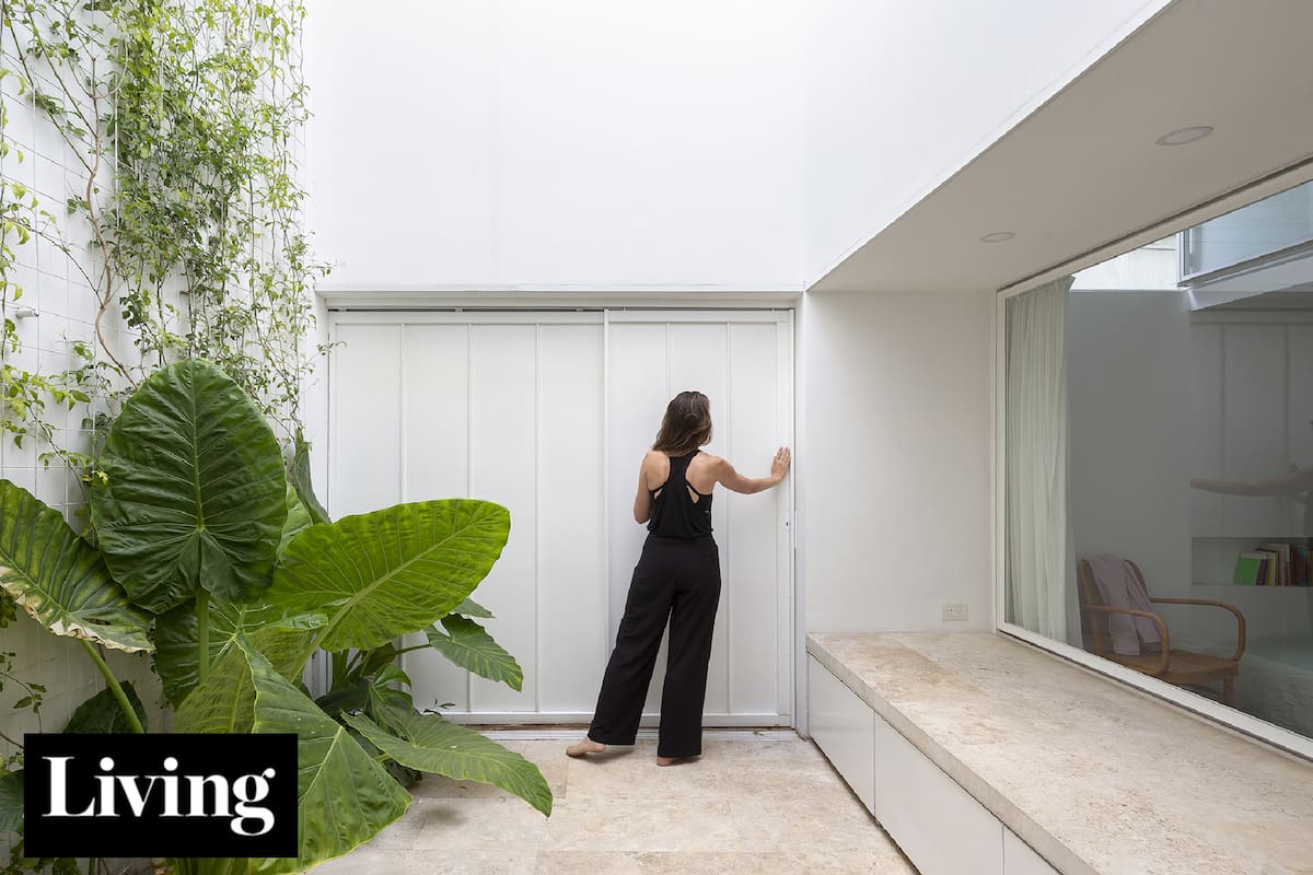 A partir de un PH de 35m2 en Parque Chacabuco, una pareja de arquitectos logró dormitorio, patio, oficina, gran cocina y terraza en dos pisos