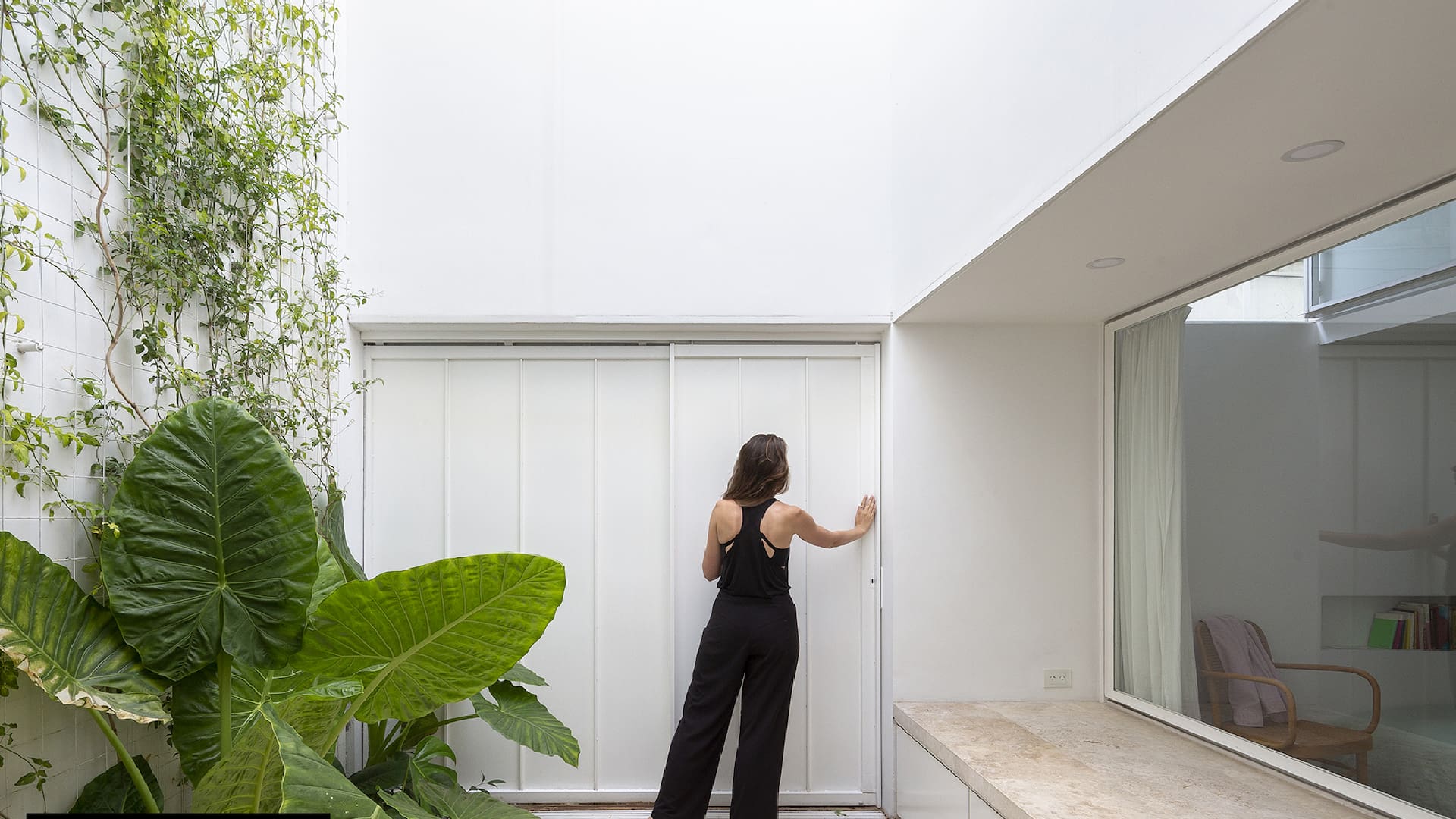 A partir de un PH de 35m2 en Parque Chacabuco, una pareja de arquitectos logró dormitorio, patio, oficina, gran cocina y terraza en dos pisos