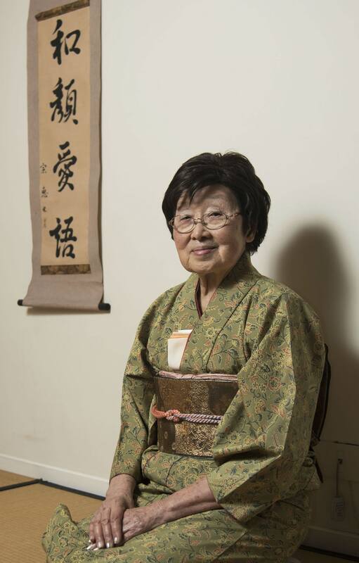Los kanjis (sinogramas del japonés), se traducen como "tener buena cara y hablar palabras lindas". Los escribió Emiko.
