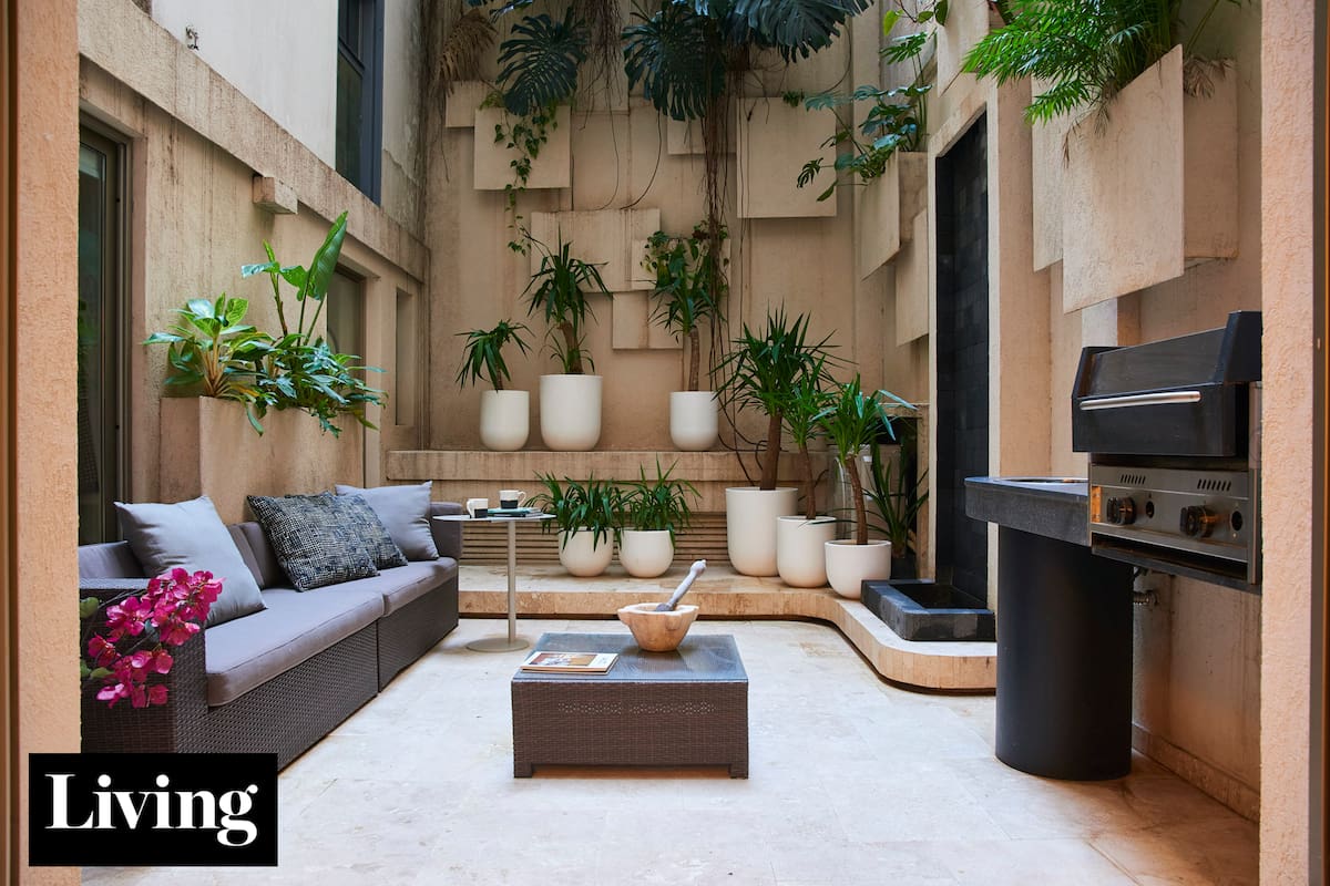 Con un patio protagonista y diseño fluido: así se reinventó este departamento de 90m2 en Palermo