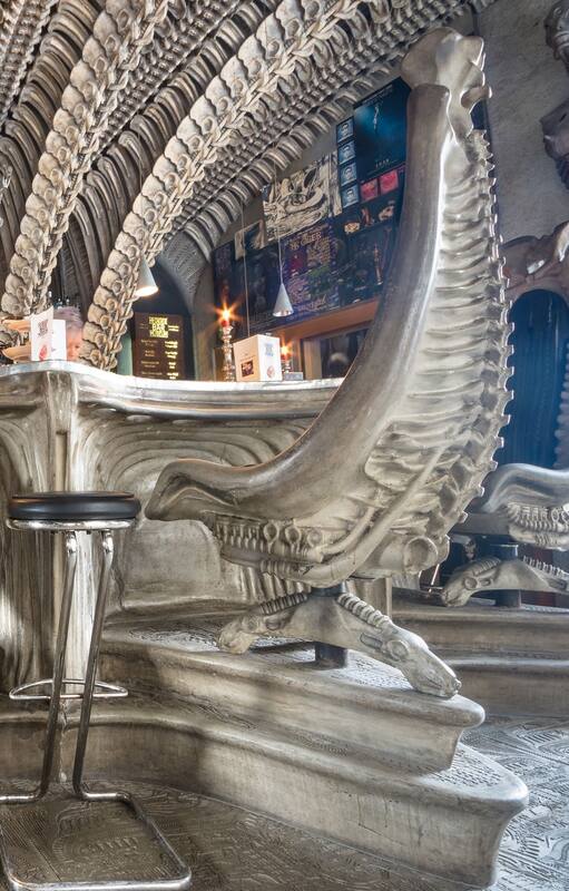 El curioso bar suizo, ambientado como la saga Alien, con huesos y monstruos