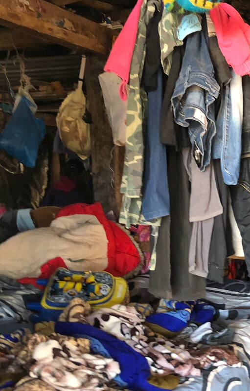 En Los Tigres, una familia de 18 personas vive en un rancho de ladrillos, palos y plásticos, entre la chatarra y los bichos