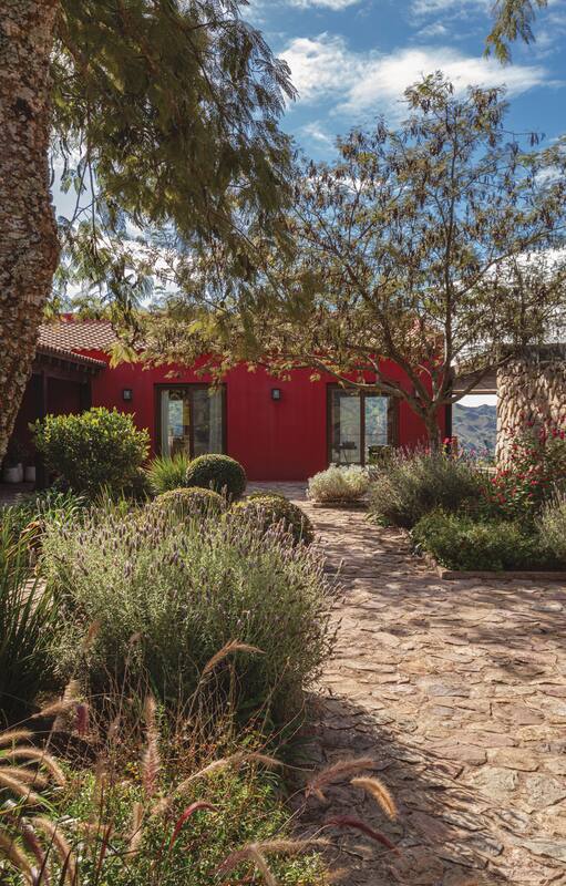 En las afueras de Salta, una casa en pendiente potencia sus vistas extraordinarias