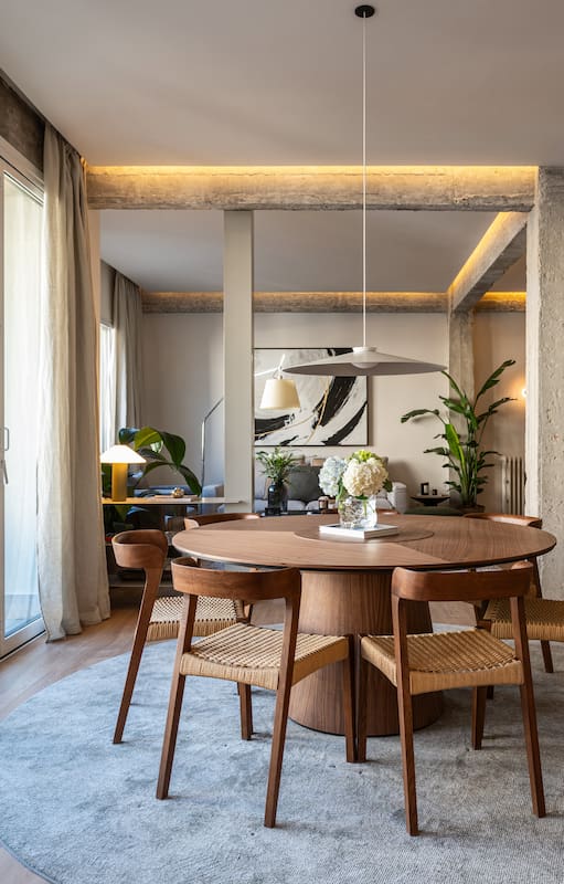 Un elegante departamento a metros del Parque del Retiro encontró gestos modernos en su vieja estructura
