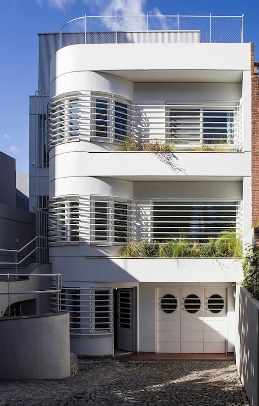 En busca de espacio para crecer, una arquitecta reformó esta casa de curvas racionalistas para vivir en familia.